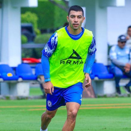 Erik Lira se reintegra con Cruz Azul, a la espera de ofertas de Europa