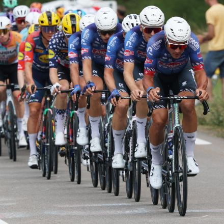 Los corredores del Alpecin - Premier Tech's encabezaron el pelotón los primeros minutos.