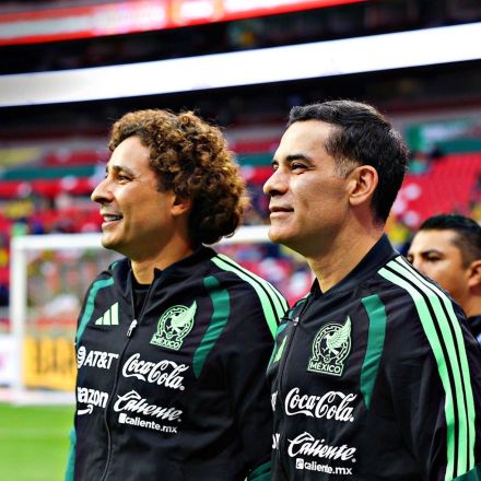 Rafael Márquez y Guillermo Ochoa en el Estadio Azteca