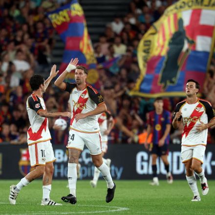 Sergio Camello celebra su doblete en el Camp Nou.