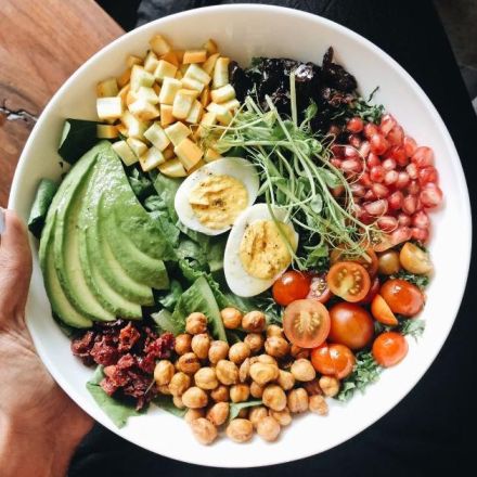 No es indispensable combinar diferentes alimentos vegetales ricos en proteína dentro de una misma comida para obtener suficiente proteína.
