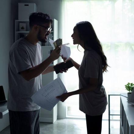 Pareja discutiendo por deudas en la casa. 