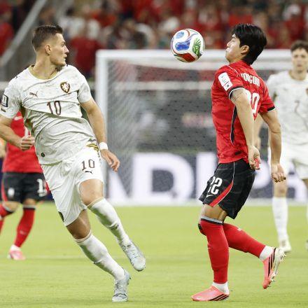 Patrik Schick y Seol Young-woo disputan el balón en campo coreano.