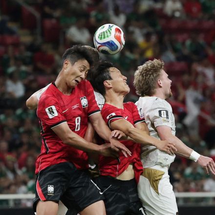 Seung-ho Paik y Jae-sung Lee luchan por arriba por el balón.