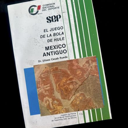 TÍTULO: El juego de la bola de hule en México Antiguo. AUTOR: Ulises Casab Rueda. Editorial: SEP.AÑO: 1992.