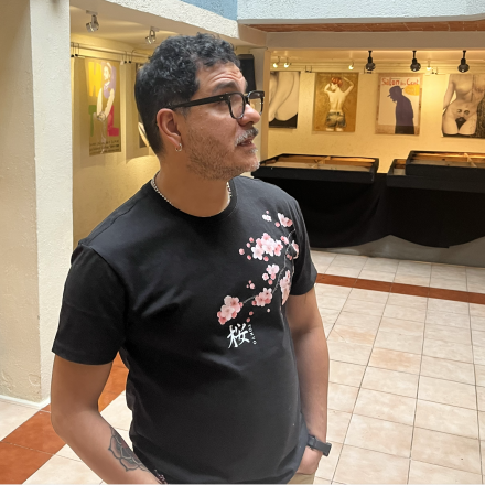 Andrés Carreño, coordinador de la Casa del Poeta Ramón López Velarde, lamentó que algunos poetas pidieran quitar la bandera de la diversidad de la fachada del recinto. “Dime si eso no suena a Trump”, expresó.