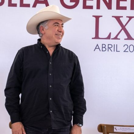 El senador Inzunza sigue sin acudir a las sesiones, pero sí cobra su salario.