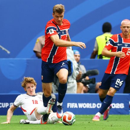 Alexander Sorloth es cuestionado por un sector de fanáticos de Noruega por no haber dado un pase a Haaland en un contragolpe que hubiera afianzado la ventaja de la Selección de Noruega.