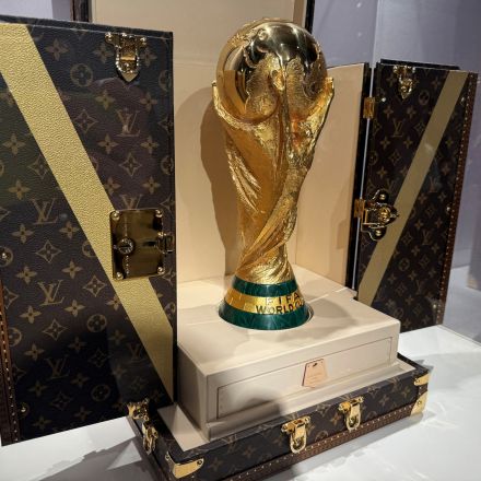 El presidente Donald Trump será el encargo de entregar el trofeo de campeón del Mundo de FIFA al capitán del equipo ganador de la final del domingo entre las selecciones de España y Argentina.