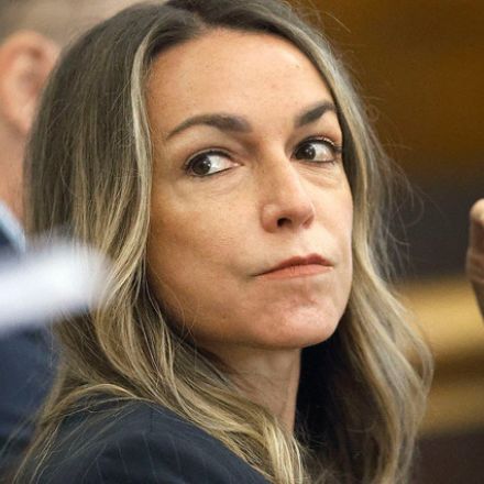 Karen Read esperando su sentencia en la corte.