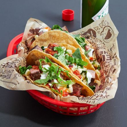 Chipotle ofrece tacos con receta estadunidense.