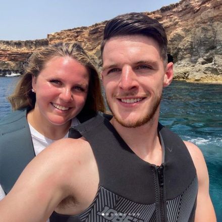 Declan Rice vacacionando junto a Lauren Fryer.