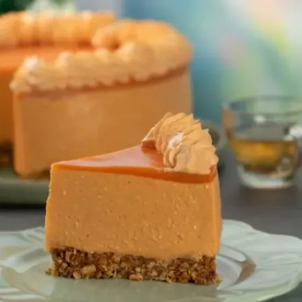 Cheesecake de Mamey sin horno, servido en un plato.