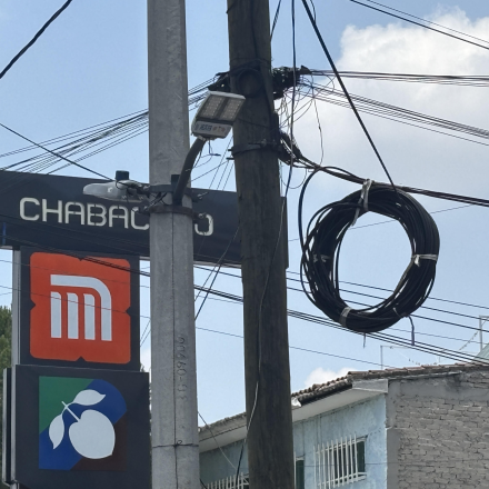 En distintos puntos de la capital se encuentran marañas de cable en desuso.