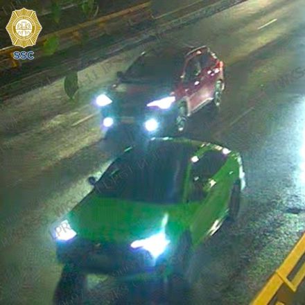 Una camioneta roja seguía a la conductora