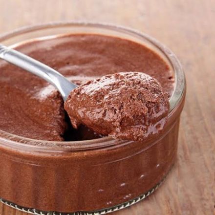 El mousse de chocolate sin huevo requiere pocos ingredientes.