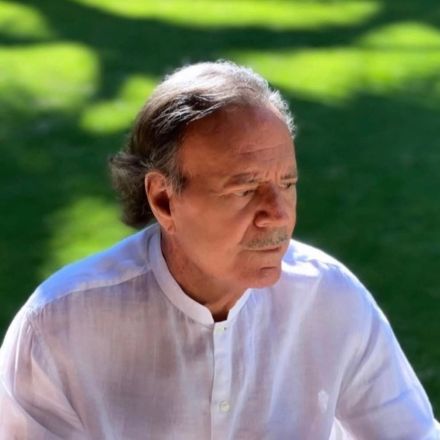 Dos extrabajadoras de Julio Iglesias presentan querella contra el cantante.