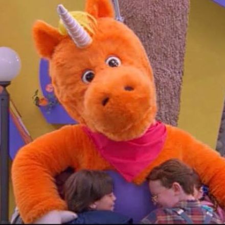 Buddy juega con los programas infantiles de los 90