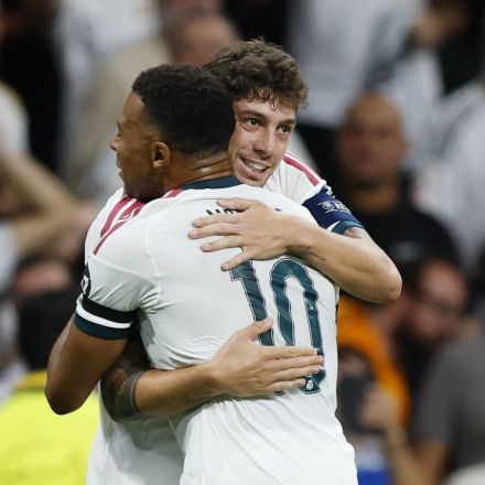 Federico Valverde sacó provecho a una gran presión sobre el arquero para marcar el segundo tanto.