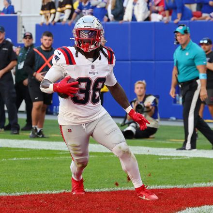 Rhamondre Stevenson hizo buena una conversión de dos puntos con los New England Patriots.