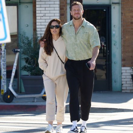 Photo 2022 The Image Direct/The Grosby GroupEXCLUSIVE 12/18/2022: New couple Minka Kelly and Imagine Dragons' Dan Reynolds pack on PDA at Millie's Cafe in Los Angeles. The couple were seen holding hands and kissing while out for a romantic lunch. Afterwards, the couple was seen window shopping for Christmas in Silverlake. A couple of fans noticed the rock star and was seen taking pictures while Minka looks on.***La nueva pareja de Minka Kelly y Dan Reynolds de Imagine Dragons, se ponen románticos afuera de Millie's Cafe en Los Ángeles. La pareja fue vista tomados de la mano y besándose mientras disfrutaban de un almuerzo romántico. Posteriormente, se vio a la pareja mirando escaparates de Navidad en Silverlake. Un par de fanáticos notaron a la estrella de rock y fueron vistos tomando fotos mientras Minka miraba.