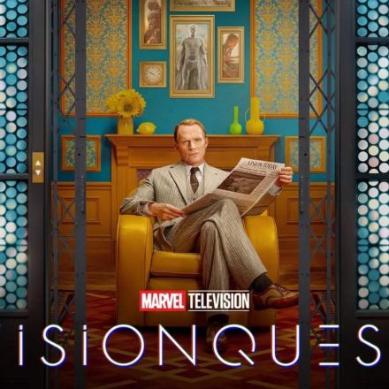 Póster de VisionQuest con un hombre de traje gris sentado en un sillón amarillo mientras lee un periódico en una habitación colorida.