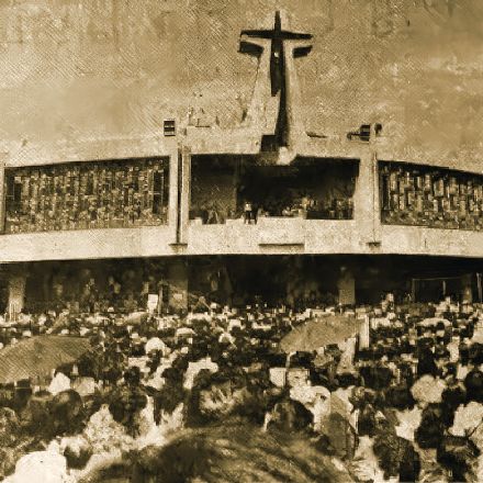 Diseñada para recibir hasta 50 mil personas con sus puertas abiertas al atrio, la Nueva Basílica se vio colmada por filas interminables de peregrinos que buscaron presenciar la llegada de la imagen sagrada a su nueva casa.