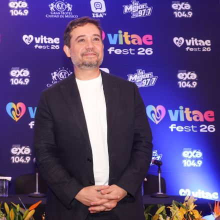 Luis Quinelli, fundador del Festival Vitae, (al centro de la imagen), encabezó la conferencia para dar a conocer los pormenores del concierto. También estuvieron presentes: integrantes de las bandas Enjambre, Recoditos y Alexander Acha. Foto: Pavel Jurado Canseco.