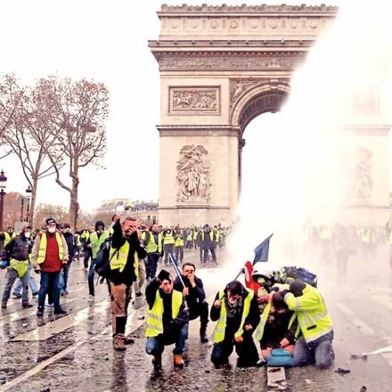Protestas de chalecos amarillos en Francia en 2018 cerca del Arco del Triunfo.
