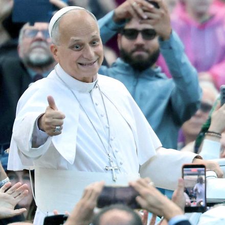 El Papa León XIV saluda a peregrinos en la plaza de San Pedro.