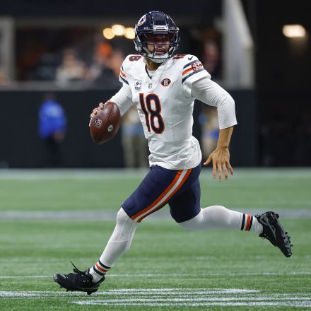 Caleb Williams volvió a tomar el mando de la ofensiva de los Chicago Bears después de varias semanas ausente por lesión.