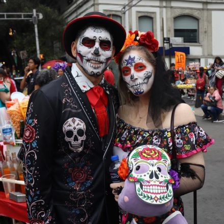Más de 20 mil catrinas y catrines llenan el corazón de la capital en preludio al Día de Muertos.