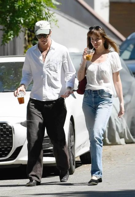Dakota Johnson y Role Model paseando con Los Angeles