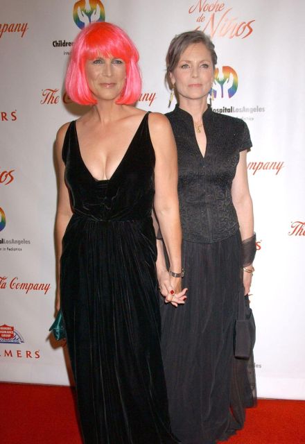 Jamie Lee Curtis and sister Kelly at the Noche De Ninos Gala held at the Beverly Hilton Hotel in Los Angeles - 09 May 2009