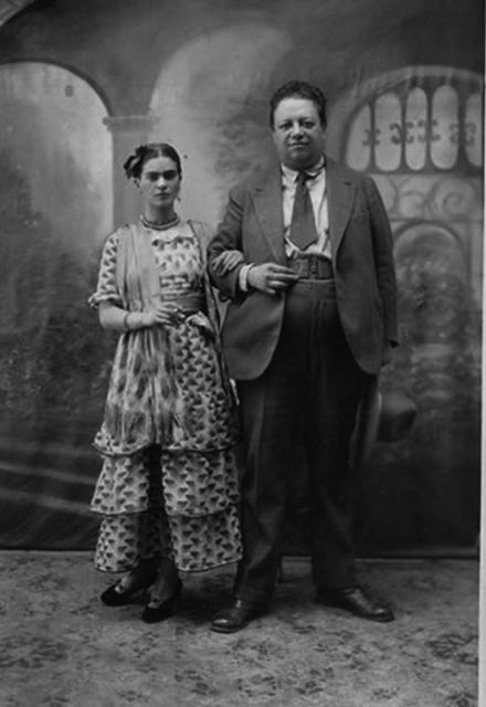 Reproduccion de una fotografia de la boda de Diego Rivera y Frida Kahlo en 1929.