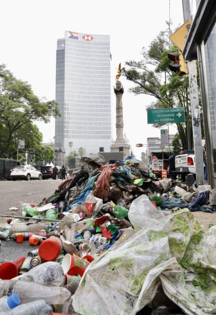 Las calles aledañas al Ángel de la Independencia lucieron abarrotadas de basura luego del triunfo de México contra Ecuador.