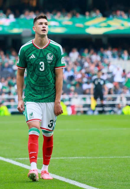 César Montes podría quedar fuera del cuatro titular de México ante Inglaterra por problemas musculares.