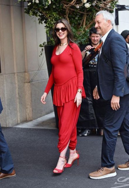 La actriz utilizó un conjunto monocromático rojo de Ashlyn New York.