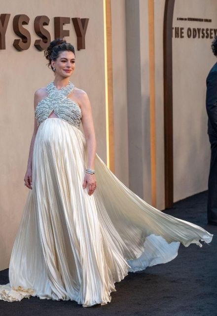 La actriz cerró la promoción con un espectacular vestido de Prada inspirado en las armaduras de la Antigua Grecia.