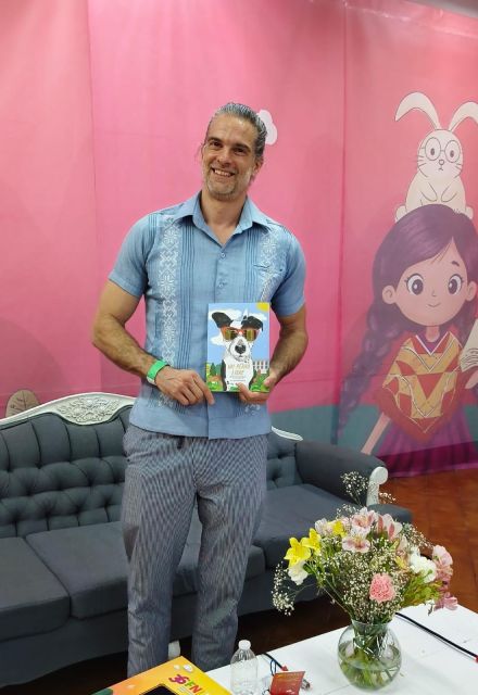 Pedro Antonio García presenta el libro 'Un perro libre' en la Feria del Libro de Xalapa