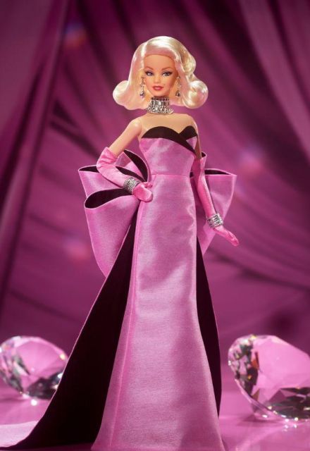 La nueva Barbie Signature recrea el famoso vestido rosa de Diamonds Are a Girl’s Best Friend.