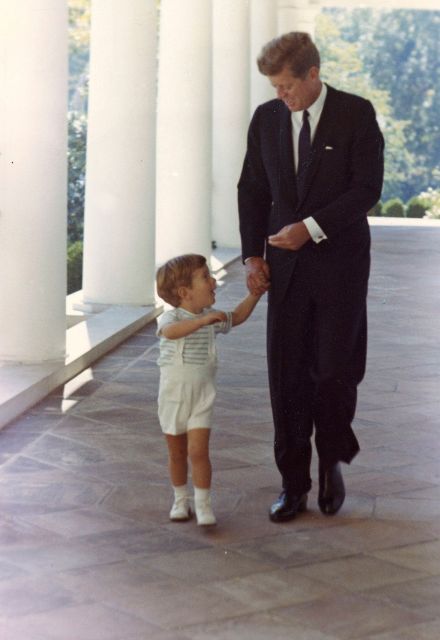John F. Kennedy camina junto a su hijo John Jr. en la Casa Blanca.