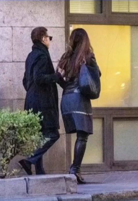 Luis Miguel caminando con Paloma Cuevas en Barcelona sin guaruras/Legendary LM