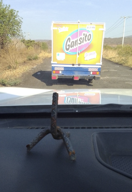 Conductores encontraron "ponchallantas" sobre la vialidad Villamar-Cotija.