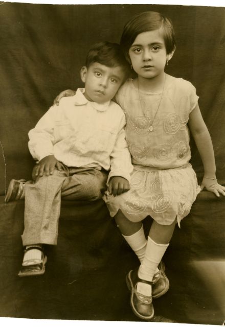 En esta fotografía, Rosario Castellanos aparece junto a su hermano menor, Mario Benjamín Eugenio Castellanos, que falleció siendo apenas un niño y cuya muerte es retomada en las páginas de 'Balún Canán'.