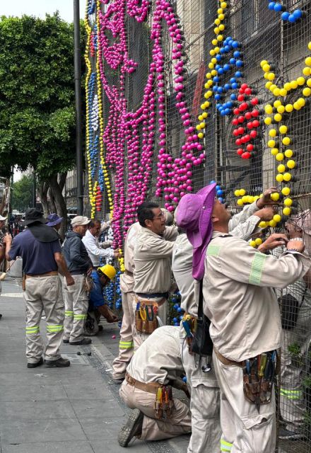 La estructura monumental mide alrededor de 13.5 metros de largo por nueve de ancho