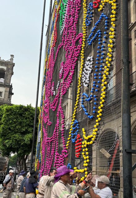 La estructura monumental mide alrededor de 13.5 metros de largo por nueve de ancho