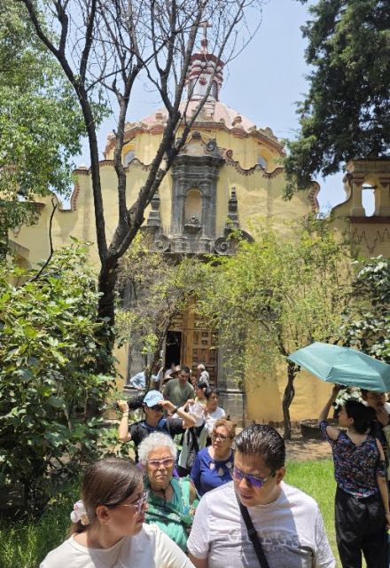 En los edificios, se encuentra una iglesia