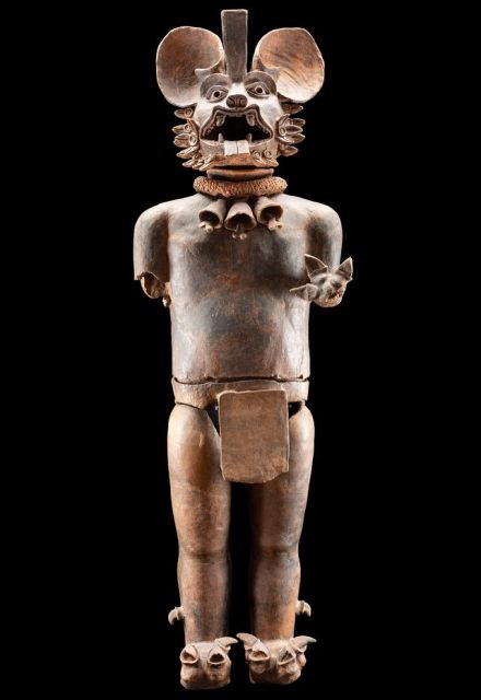 Tzinacantecuhtli (señor Murciélago) que data del año 800 a 900 prestado por el Museo del Templo Mayor.
