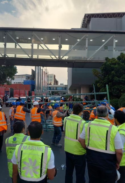 Personal del AICM retiró los escombros.
